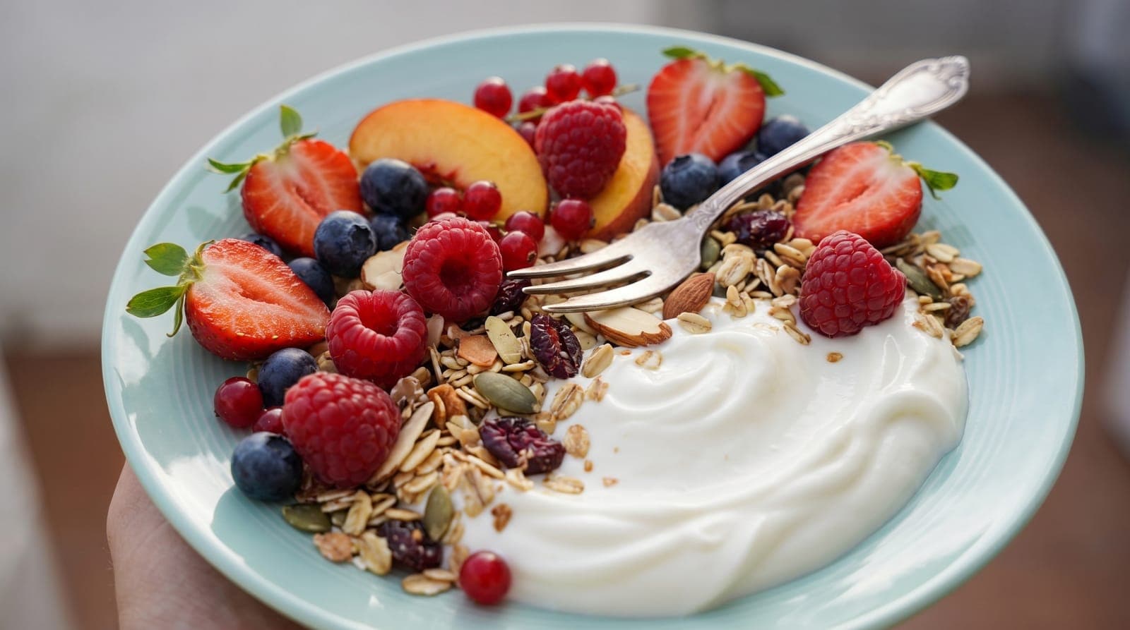 Schale mit Joghurt, Müsli und frischen Beeren